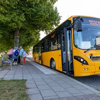 Gul buss vid hållplats