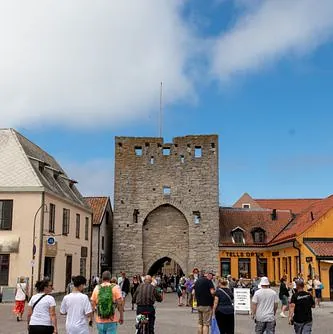 Torget vid gammal stadsmur