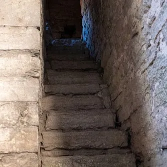 Trappa i steniga väggar