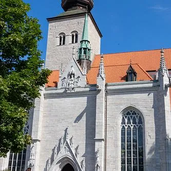 Stadskyrka med grön spets